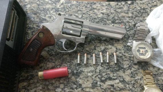Foram apreendidos na casa um quilo de skank, munições e um revólver (Foto: Divulgação/Dicap)
