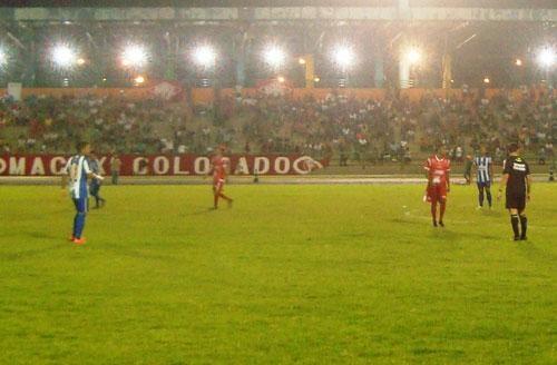Dois jogos movimentam o campo da Vila nesta terça-feira (Foto: Ribamar Rocha)