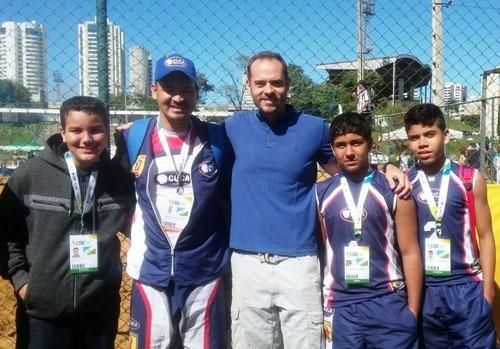 Equipe do Cuca com o atleta olímpico Ricardinho no Brasileiro Escolar (Foto: Divulgação)