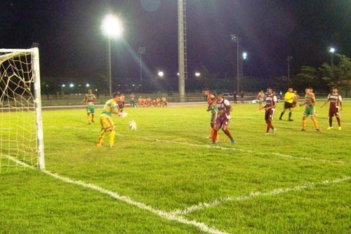 Jogo foi movimentado com quatro gols no primeiro tempo (Foto: Ribamar Rocha)