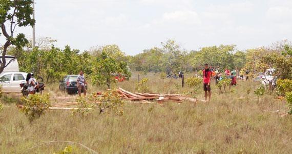 Os invasores limparam a área e construíram barracos no local