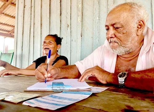 O aposentado Higino Pereira, morador da Vila União, preencheu o abaixo-assinado contra a Eletrobras (Foto: Camila Costa)