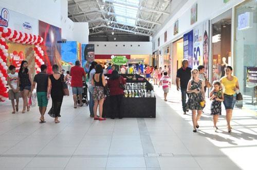 No sábado, 13, os centros comerciais da Capital estiveram lotados, inclusive os shoppings (Foto: Diane Sampaio)
