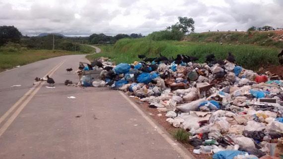O lixo está sendo jogado na margem da rodovia que leva à Vicinal 01 ( Foto: Divulgação)
