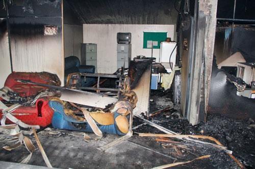 Salas internas foram destruídas pelo fogo (Foto: Wenderson de Jesus)