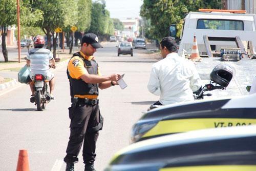Sistema de dados não especifica débitos que os condutores possuem durante abordagens, o que pode ocasionar o recolhimento dos veículos (Foto: Wenderson de Jesus)