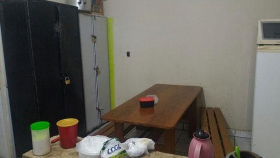 Servidores deixaram de utilizar cozinha como refeitório por conta das moscas e baratas (Foto: Divulgação)