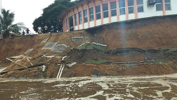 O estabelecimento fica exatamente à beira do rio, sobre o barranco que caiu. A contenção feita com pedras não estava suportando mais o peso do prédio (Foto: Divulgação)