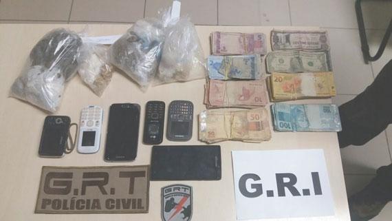 Droga e dinheiro foram apreendidos com os três suspeitos (Foto: Divulgação/Polícia Civil)