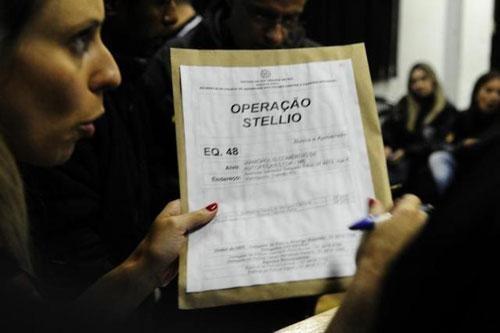 Mandado executado em Boa Vista serviu para recolhimento de documentos (Foto: Ronaldo Bernardi/RBS)