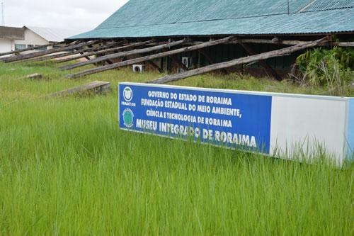 Prédio está com sua estrutura precária e não tem qualquer tipo de vigilância (Foto: Rodrigo Otávio)
