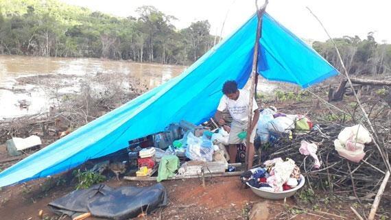 Moradores tiveram que abandonar suas casas às pressas por causa da enxurrada (Foto: Divulgação)