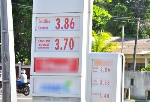 Postos praticam preços diferentes para quem paga no dinheiro e no cartão de crédito (Foto: Diane Sampaio)