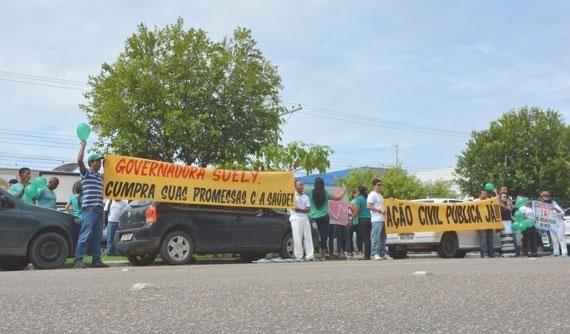 Aprovados se reuniram em frente ao ‘Espaço da Cidadania’, do Ministério Público, para cobrar providências (Foto: Rodrigo Otávio)