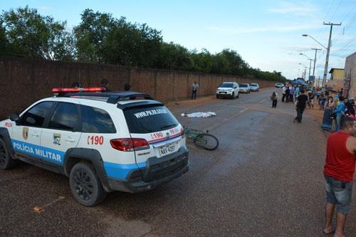 Bicicleta foi destruída pelo caminhão (Foto: Rodrigo Otávio)