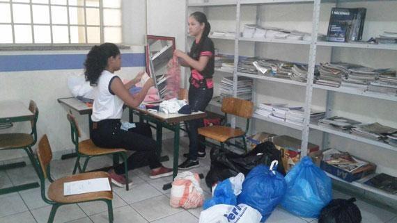 Alunos da Escola Hildebrando fizeram coleta de donativos para famílias atingidas pela cheia (Foto: Divulgação)