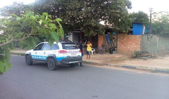 Aos gritos e com um pedaço de madeira na mão, o homem agrediu policias (Foto: Tarsira Rodrigues)