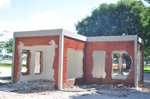 Estrutura do quiosque da Praça do Coreto começou a ser demolida pela Prefeitura de Boa Vista (Foto: Diane Sampaio)