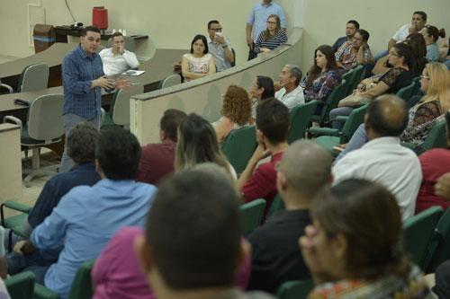 Presidente da ALE, deputado Jalser Renier, conversa com os servidores da CERR (Foto: SupCom ALERR)