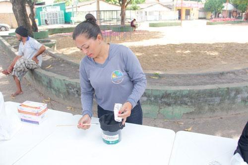 Recipientes com inseticidas foram distribuídos nas localidades onde há maior número de casos de doenças (Foto: Wenderson de Jesus)
