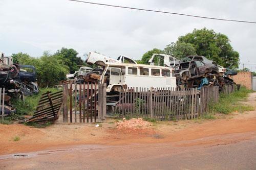 Moradores dizem que ferro-velho serve de criadouro de mosquitos e abriga marginais (Foto: Wenderson de Jesus)