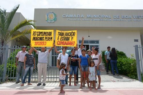 Lideranças fizeram um pequeno protesto, com faixas, em frente à Câmara de Vereadores (Foto: Rodrigo Otávio)