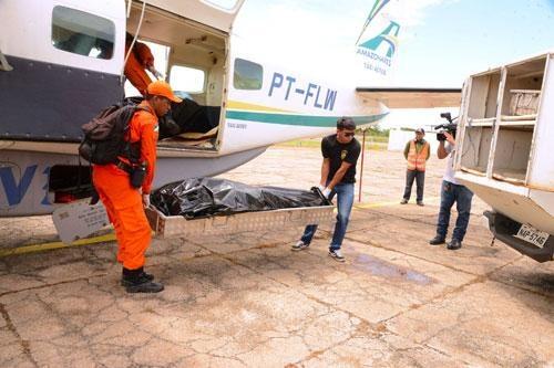 Momento em que os corpos começaram a chegar no Hangar do Governo (Foto: Divulgação)