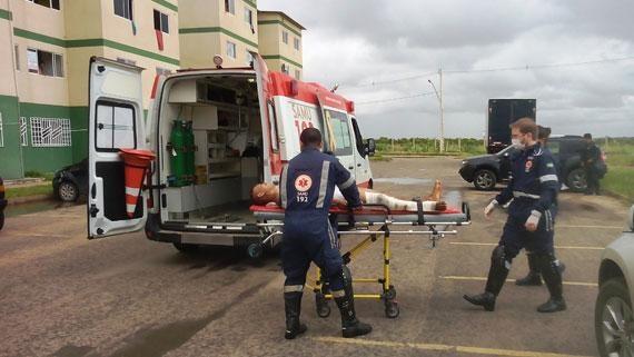 A vítima foi socorrida no local e encaminhada ao Hospital Geral de Roraima (Foto: Tarsira Rodrigues)