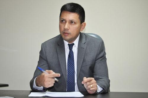 Juiz Aluízio Ferreira determinou que mais de 400 professores sejam enquadrados na nova legislação, estando ou não em sala de aula (Foto: Arquivo/Folha)