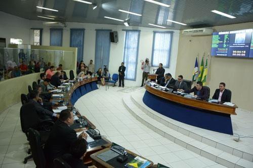 Vereadores de diferentes blocos parlamentares trocaram farpas diante da pressão de centenas de servidores municipais (Foto: Rodrigo Otávio)