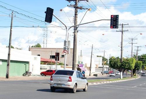Multa por infração, como avançar no sinal vermelho, é uma das ações feitas pelos agentes de trânsito (Foto: Wenderson de Jesus)