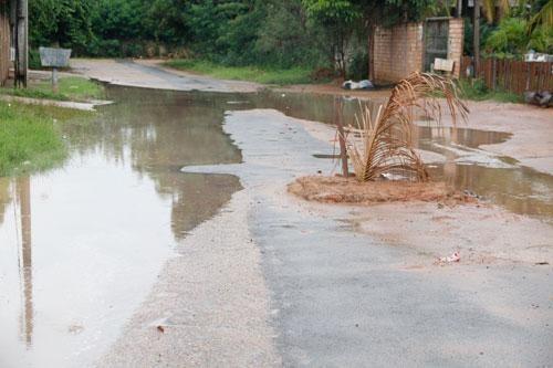 Na Travessa Jardim Floresta, bueiro foi tapado com barro e buraco sinalizado com uma palha para evitar acidentes (Foto: Wenderson de Jesus)