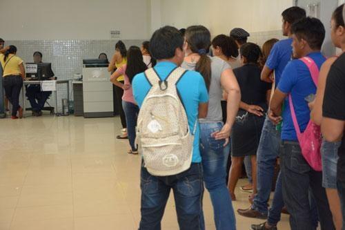 Fila para pegar senhas de atendimentos em uma agência local (Foto: Rodrigo Otavio)