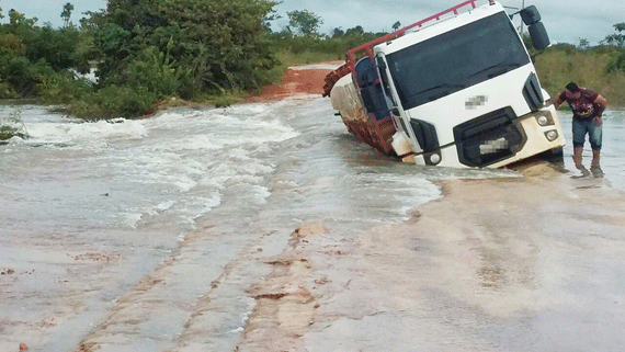 Caminhão atolou no fim de semana em um trecho da estrada de terra batida (Foto: Divulgação)