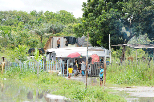 Orientação da Defesa Civil é que adultos e crianças não transitem por áreas inundadas (Foto: Rodrigo Otávio)