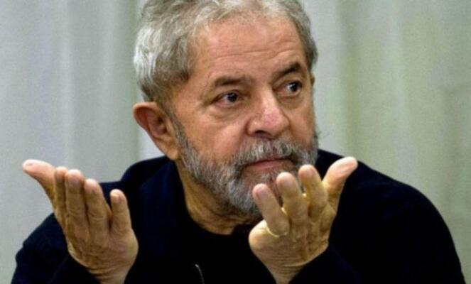 Ex-presidente Lula foi condenado por Moro pelos crimes de corrupção passiva e lavagem de dinheiro (Foto: AFP)