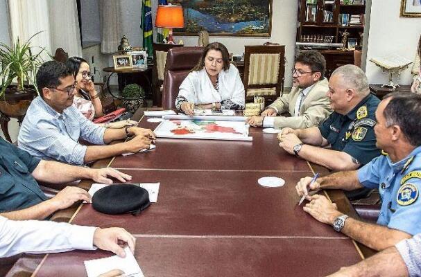 A governadora Suely Campos se reuniu os chefes das Forças de Segurança do Estado para definir um plano para prevenir a criminalidade na fronteira  (Foto: Marcelo Rodrigues)