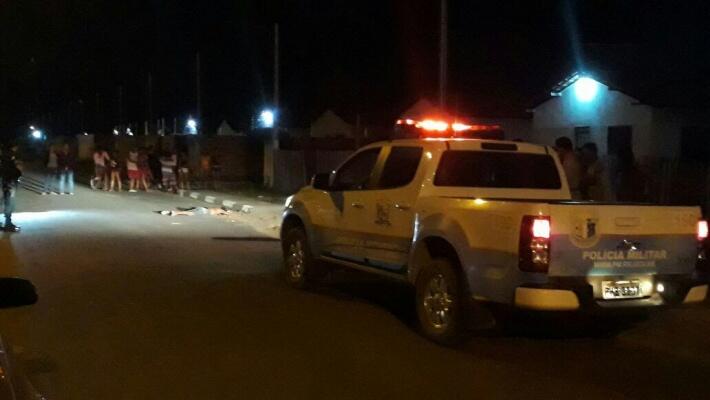 A vítima ficou jogada no chão aguardando atendimento (Foto: Matheus Henrique Rocha Sampaio)