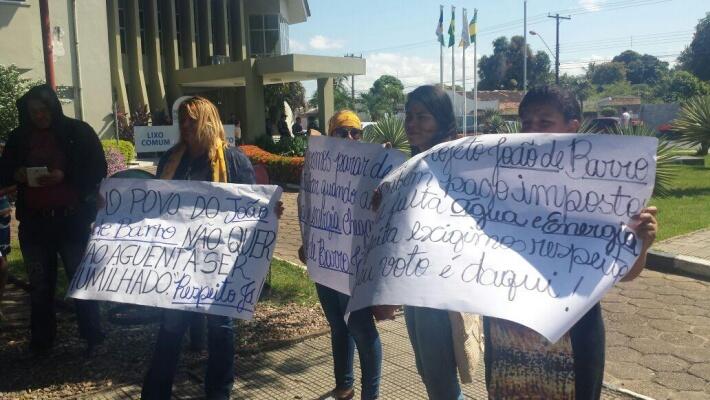 Os manifestantes no protesto.