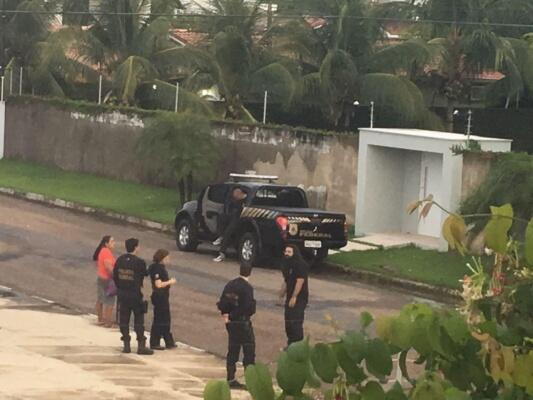 Agentes da PF estiveram na casa dos filhos do senador e de parentes para conduzi-los (Foto: Divulgação)