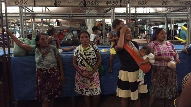 Os índios warao têm sobrevivido no país à base de doações nas ruas (Foto: BBC)