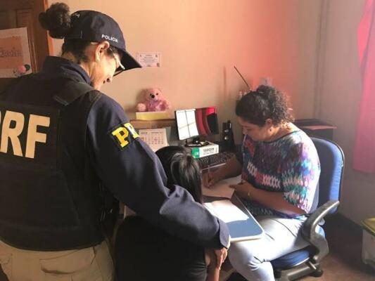 Crianças eram obrigadas a pedir esmolas nas praças e semáforos da região central da cidade (Foto: Divulgação/PRF)