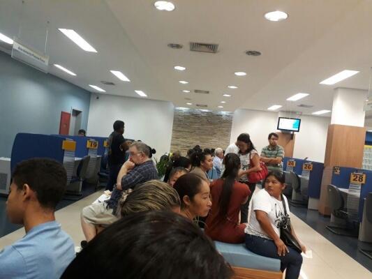 Alguns correntistas chegaram a esperar mais de meia hora na fila para pegar uma senha (Foto: Divulgação)