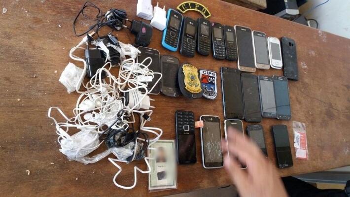 Ao todo 20 celulares e diversos carregadores que estavam dentro de três ventiladores foram apreendidos (Foto: Divulgação)