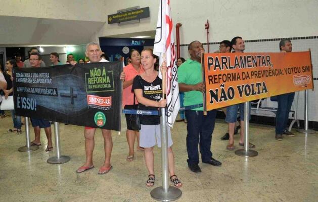 Com faixas e cartazes, manifestantes pediram que deputados roraimenses votem contra a Reforma da Previdência (Foto: Ascom Sindsep-RR)