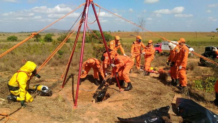 Conforme um dos bombeiros que trabalha na retirada das ossadas do poço, crime possui claros sinais de execução (Foto: Divulgação/Bombeiros)