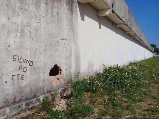 Buraco por onde Nelciane fugiu foi aberto no muro pelo lado de fora da unidade prisional (Foto: Nilzete Franco)