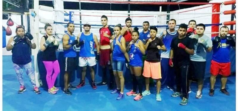 Equipe da ARB com os pugilistas venezuelanos (Foto: Divulgação)