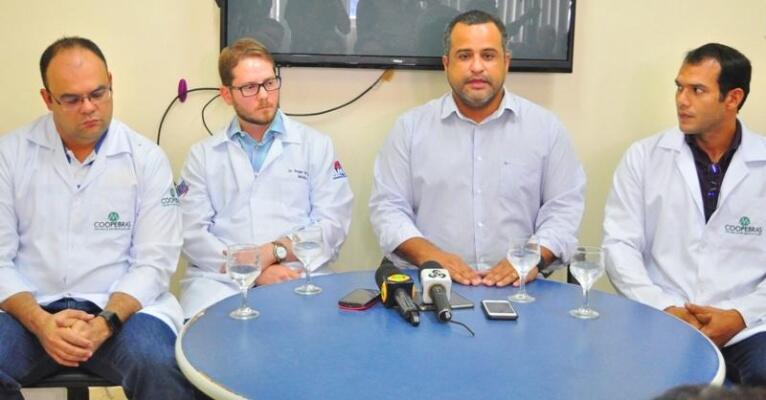 A equipe médica que fez a captação de órgãos falou sobre o avanço conseguido (Foto: Diane Sampaio)