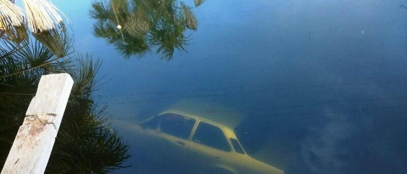 Carro fica submerso ao cair em rio (Foto: divulgação)